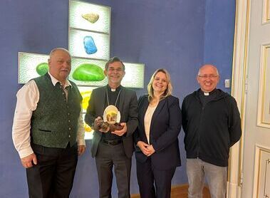 Osterkrippe im Straußenei überreicht / Pfarre Unterwaltersdorf Osterkrippe im Straußenei überreicht